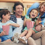 【科学研究に基づく】家族で映画を観る大切さ