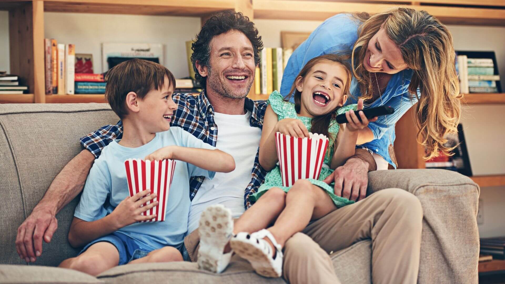 【科学研究に基づく】家族で映画を観る大切さ
